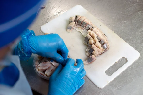 Balık işleme fabrikasında yakından görmek