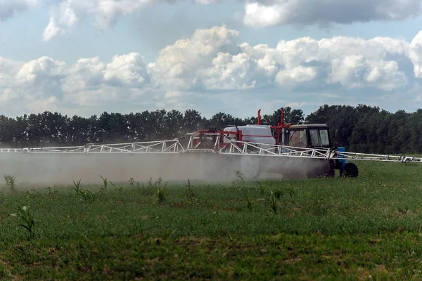 Tractor Hace Fertilizante Día Verano — Foto de Stock