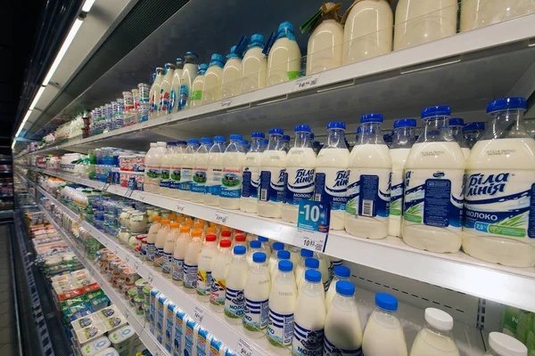 Ukrayna Aralık 2014 Taze Süt Süt Ürünleri Silpo Mağaza Satış — Stok fotoğraf