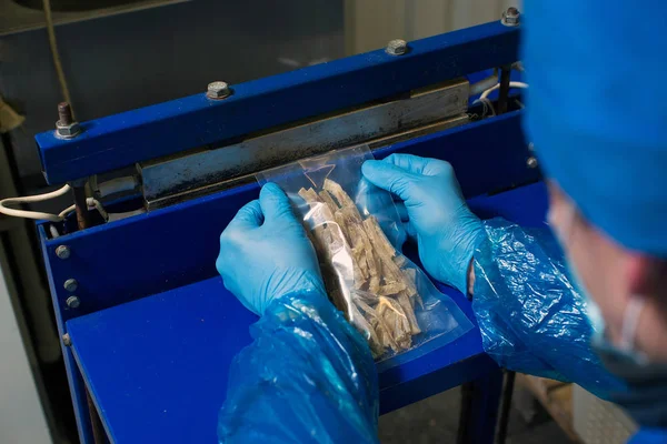 Verpackung Von Getrockneten Tintenfischen Vakuumverpackungen Einer Fischfabrik — Stockfoto