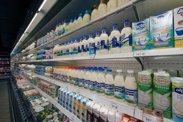 Ukrayna Aralık 2014 Taze Süt Süt Ürünleri Silpo Mağaza Satış — Stok fotoğraf