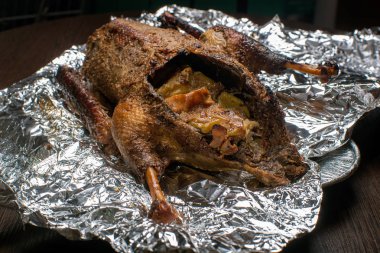 Kızarmış ördek elma ile yakından görmek