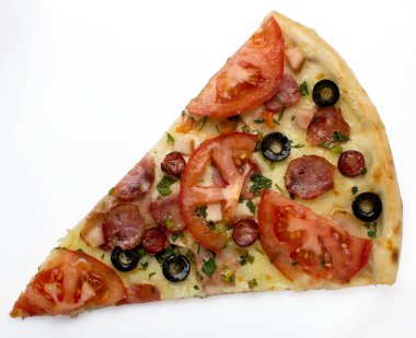 Beyaz arka planda üçgen pizza.