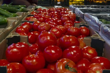 Sebze reyonunda domates ve salatalık satışı