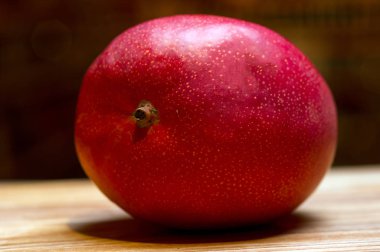 Bakkal vitrinindeki mango meyvesi gibi.