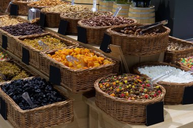 Markette doğu tatlıları satışı