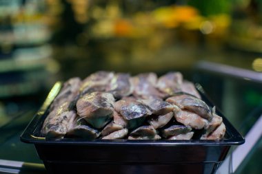 Durgun bir hayat, markette kemiksiz parçalar halinde satılık ringa balığı. 