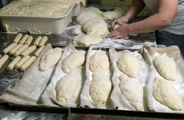 Производство хлебобулочных изделий в частной пекарне — стоковое фото