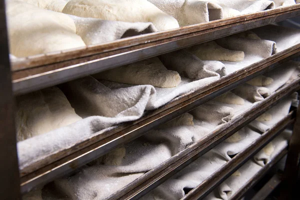Производство хлебобулочных изделий в частной пекарне — стоковое фото