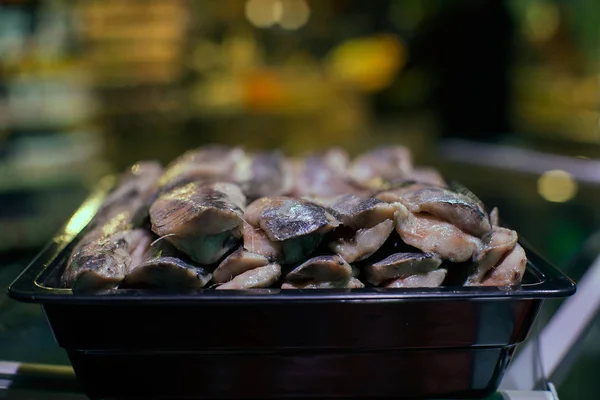 Naturaleza muerta, arenque para la venta en piezas deshuesadas, en la tienda de comestibles — Foto de Stock