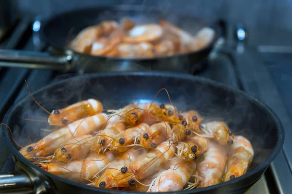 Cuisson cocktail de crevettes avec sauce dans un restaurant, repas cuisiné — Photo
