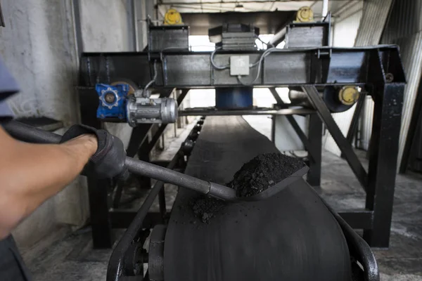 Steenkool uit bandenrecycling, autowielrecyclingfabriek — Stockfoto