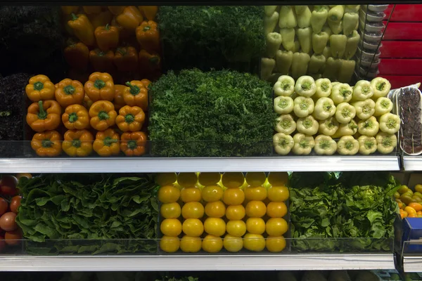 Tatlı biber, sarı domates, marul, sebze satışı. — Stok fotoğraf