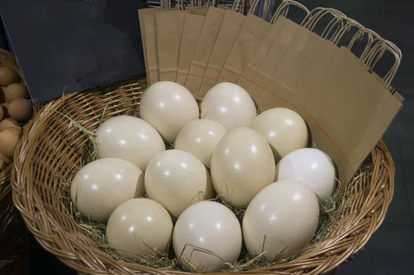 Venta de huevos de avestruz y de gallina en el mercado de comestibles, Ukr —  Fotos de Stock