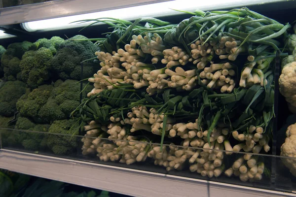 Vendita di cipolle verdi giovani, lattuga, reparto vegetale, groce — Foto Stock