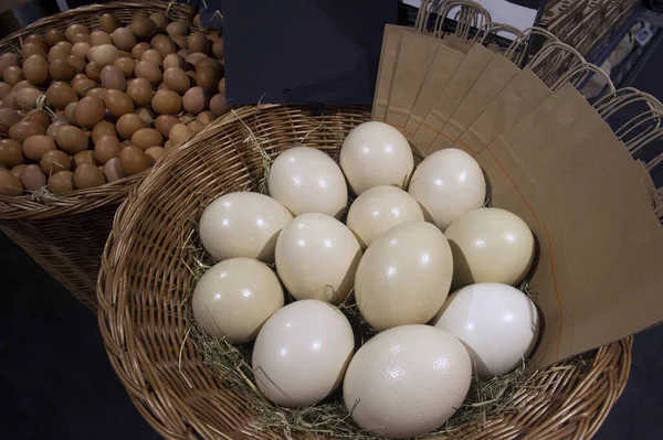 Sale of ostrich and chicken farm eggs in the grocery market, Ukr — Stock Photo, Image