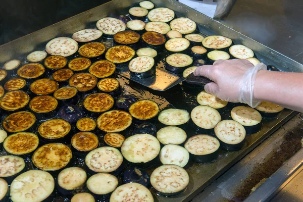 Chef-kok werk, roosteren aubergine op het fornuis — Stockfoto