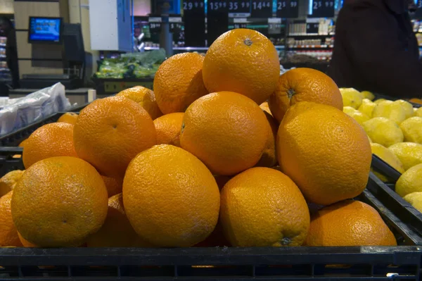 De verkoop van fruit op de levensmiddelenmarkt — Stockfoto