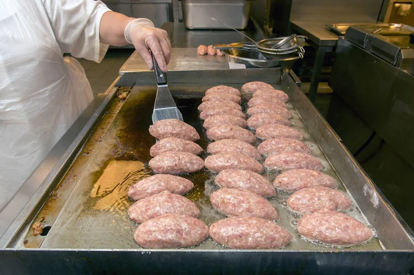 Kockens arbete, produktion av köttkotletter. — Stockfoto