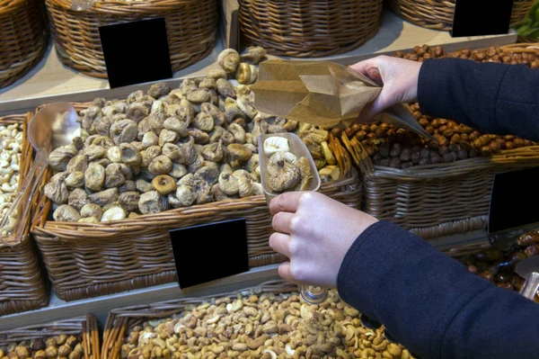 Покупка сушеных инжиров в отделе по продаже сушеных инжиров — стоковое фото