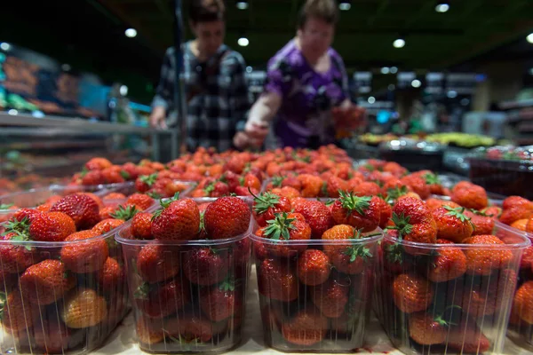 Sale of strawberries, wild strawberries, grocery — ストック写真