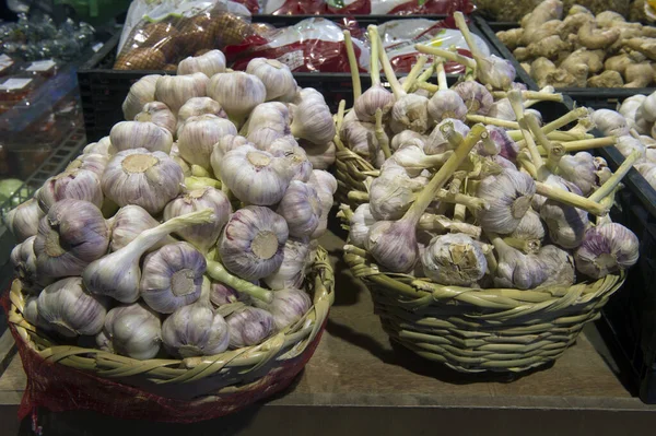 Sale of garlic, vegetable department in the grocery market, Ukra — Stock Photo, Image