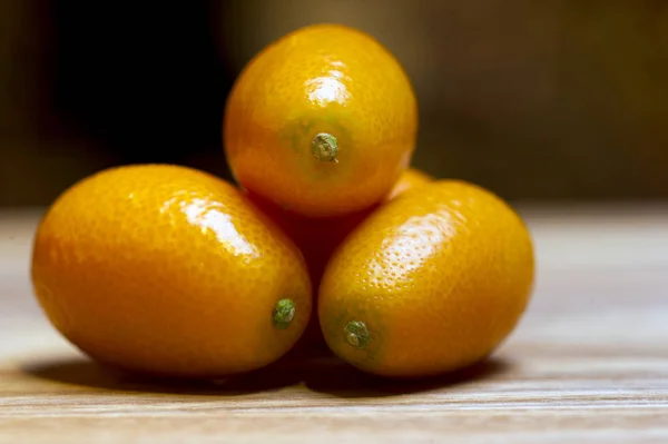 Verkauf von exotischen Kumquat-Früchten (fortunella sp. ), Stillleben auf dem — Stockfoto