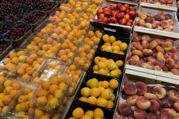 Venta de albaricoque, nectarina, cerezas dulces en el mercado de comestibles —  Fotos de Stock