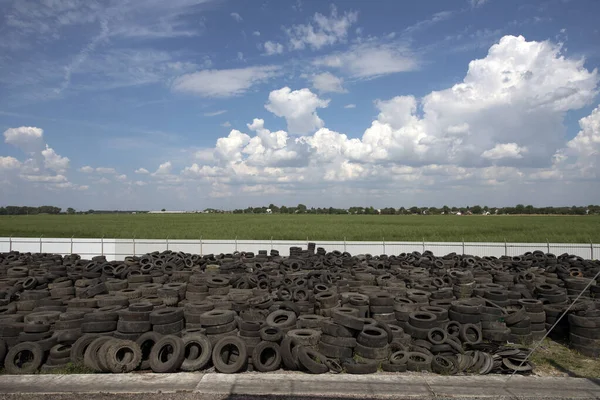 Skladiště odpadních pneumatik a kol. Továrna na recyklaci pneumatik — Stock fotografie