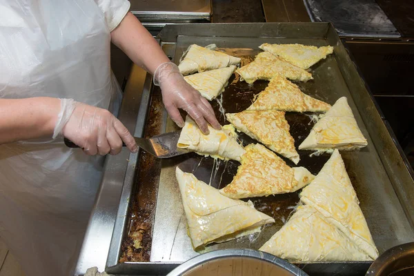 Die Arbeit des Küchenchefs, die Produktion von Burritos mit Fleisch — Stockfoto