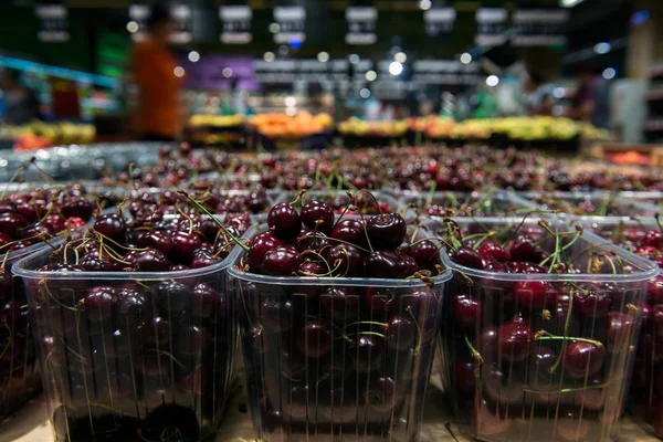 Venda de cerejas doces no mercado de mercearia — Fotografia de Stock