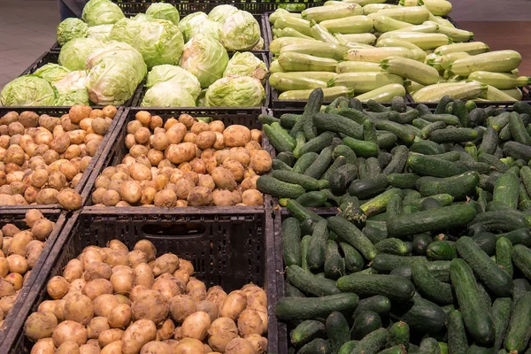 Verkoop van groenten op de markt, kool, komkommers, courgette, — Stockfoto