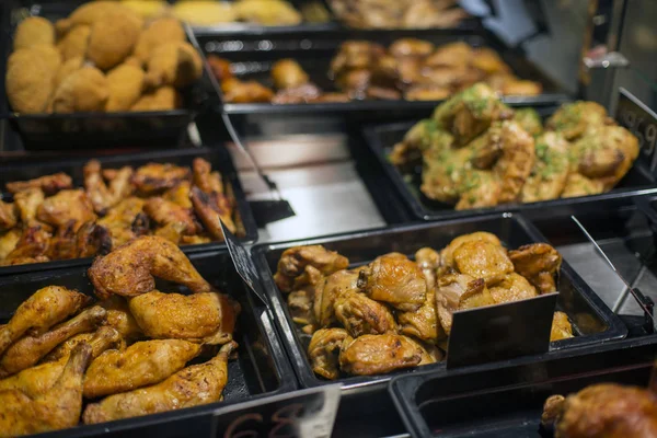 Sale of fried poultry, cutlets, in the culinary department — Stock Photo, Image