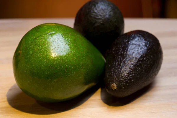 Försäljning av exotiska frukter grön avokado, stilleben på marknaden — Stockfoto