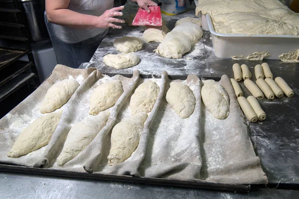 Productie van bakkerijproducten in een particuliere bakkerij — Stockfoto