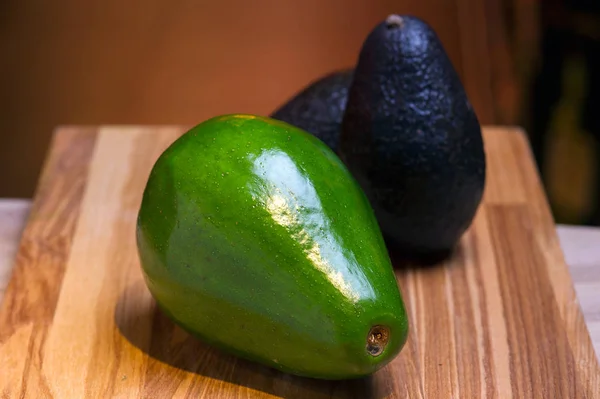 出售异国情调的水果绿色鳄梨，市场上仍有生命 — 图库照片