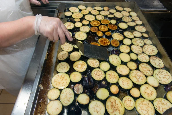 Travail de chef, rôtir l'aubergine sur le poêle — Photo