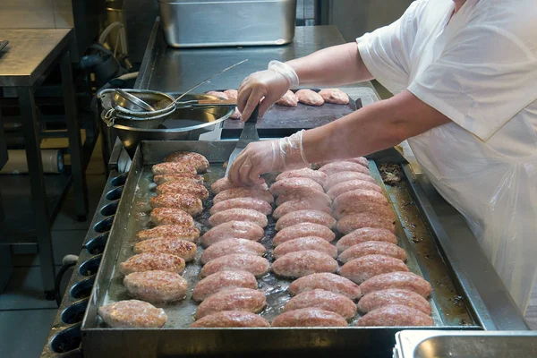 Het werk van de chef, de productie van vleeskoteletten — Stockfoto