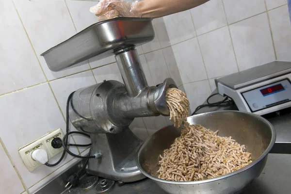 Chopping liver meat into minced meat in a culinary workshop — Stock Photo, Image