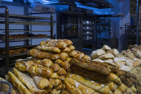 Produção de pão no mercado de mantimentos — Fotografia de Stock