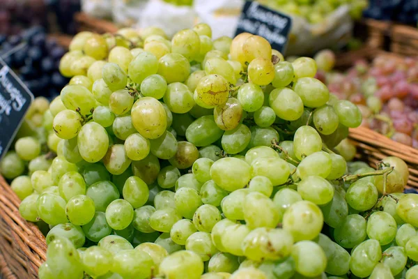 Raisins rouges, blancs, raisins secs, vente dans un supermarché d'épicerie — Photo