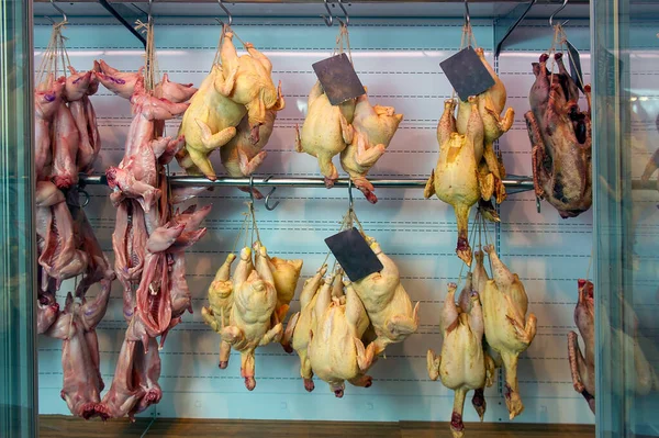 Venta de aves de corral, aves de granja en la tienda de comestibles — Foto de Stock