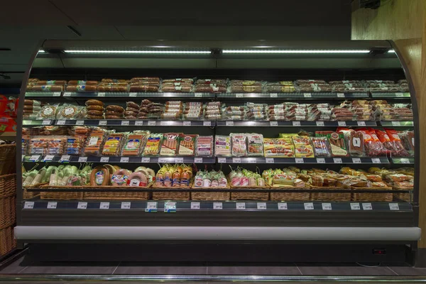 14 november 2014, worstenafdeling van de Silpo supermarkt — Stockfoto