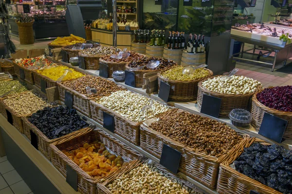 Departamento de vendas de frutas secas no mercado de mantimentos — Fotografia de Stock