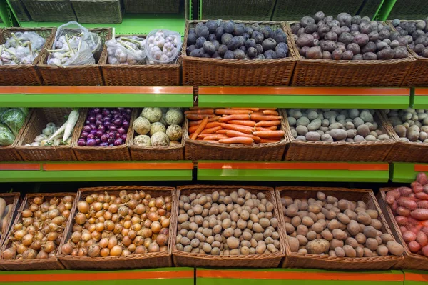Oddělení zeleniny v obchodě s potravinami — Stock fotografie
