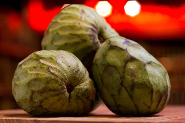 Venta de frutas exóticas cherimoya, bodegón en el mercado —  Fotos de Stock