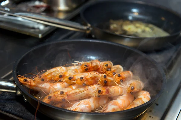 Cozinhar coquetel de camarão com molho em um restaurante, refeição pronta — Fotografia de Stock