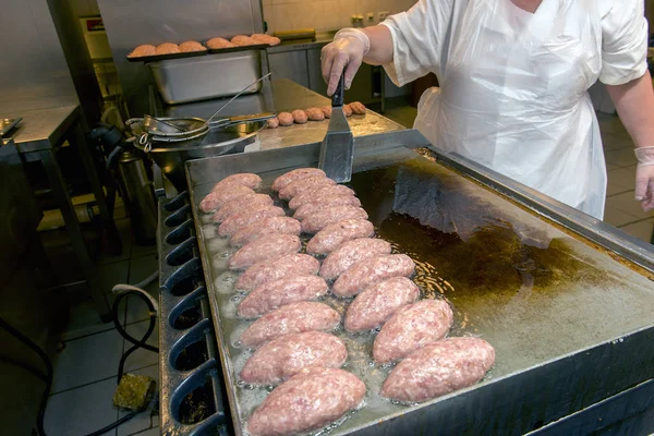 Kockens arbete, produktion av köttkotletter. — Stockfoto