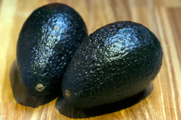 Vente de fruits exotiques avocat vert, nature morte sur le marché — Photo