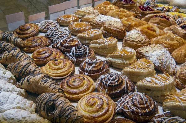 Sale of sweet pastries in the confectionery department, grocery — Stock Photo, Image